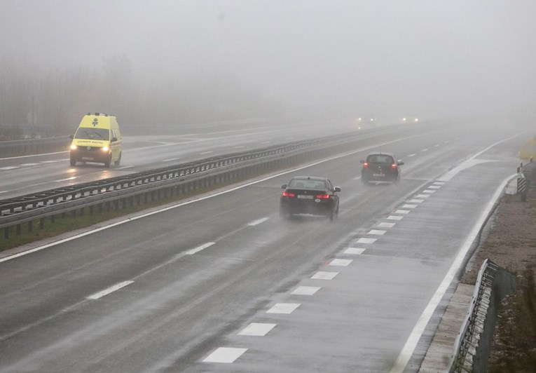 Jak vjetar na Jadranskoj magistrali, magla smanjuje vidljivost na A1 i u Lici