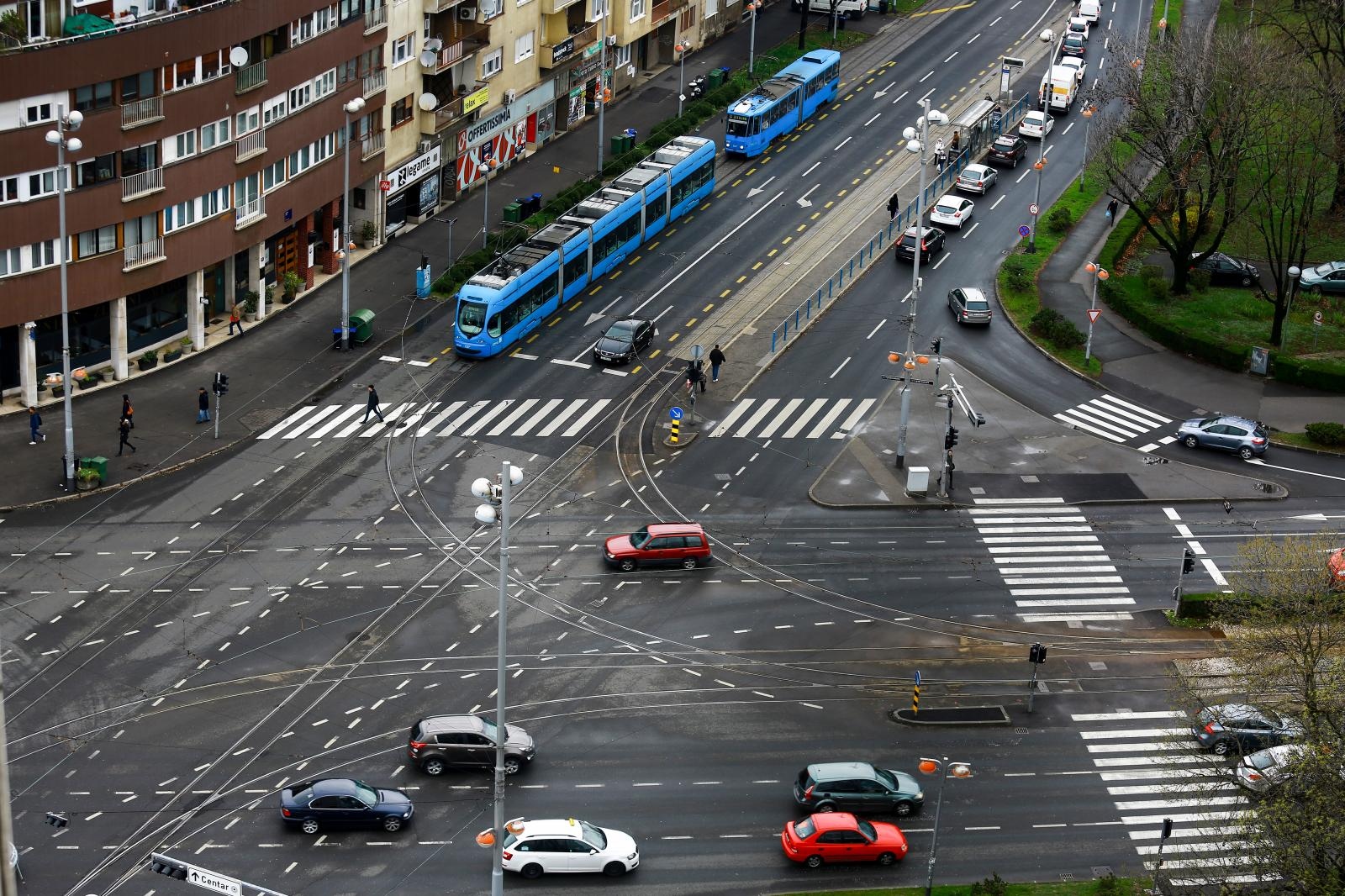 Zastoj tramvajskog prometa u Zagrebu. Kamion potrgao žice u Savskoj