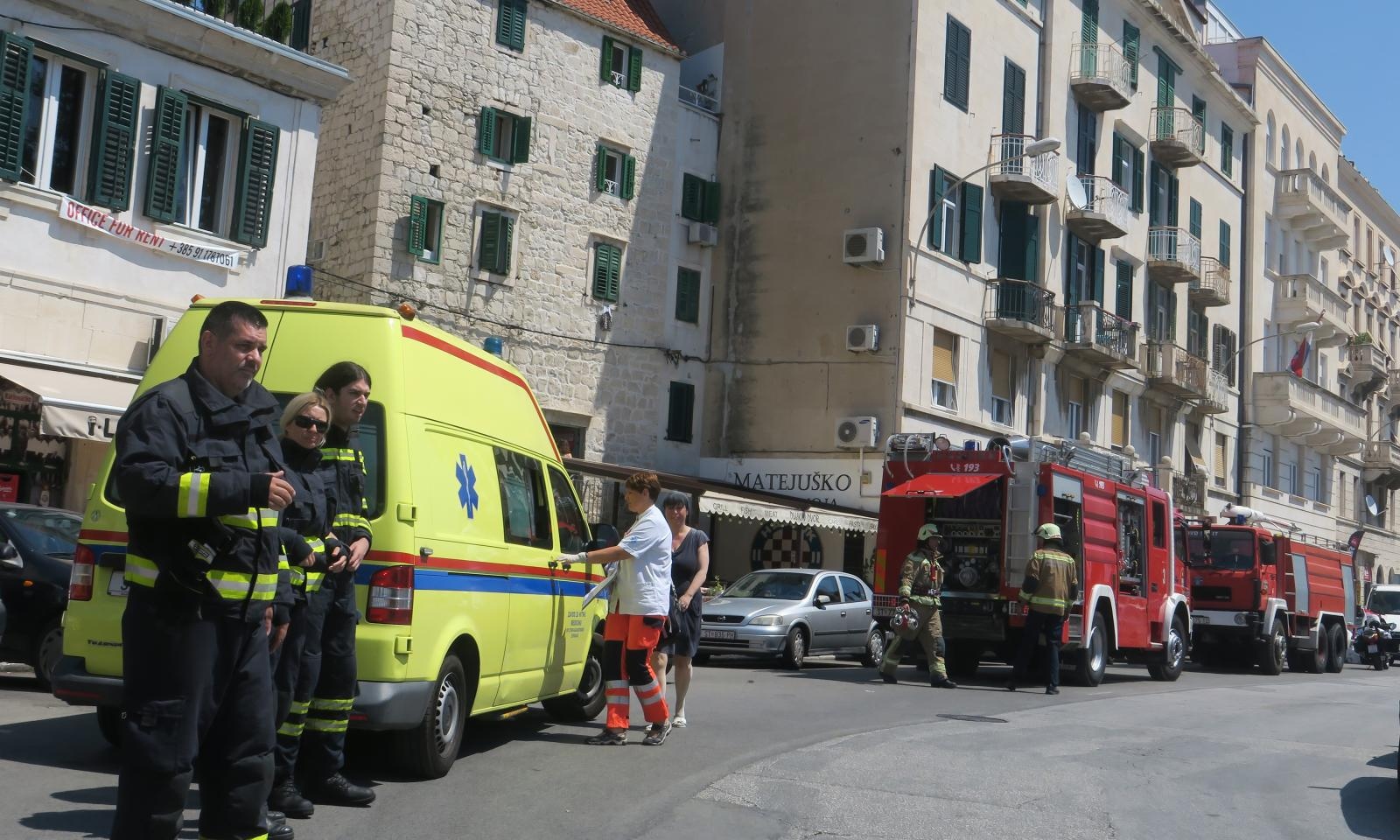 Požar u splitskoj zgradi izazvao stanar, bacio je plinsku bocu na krevet