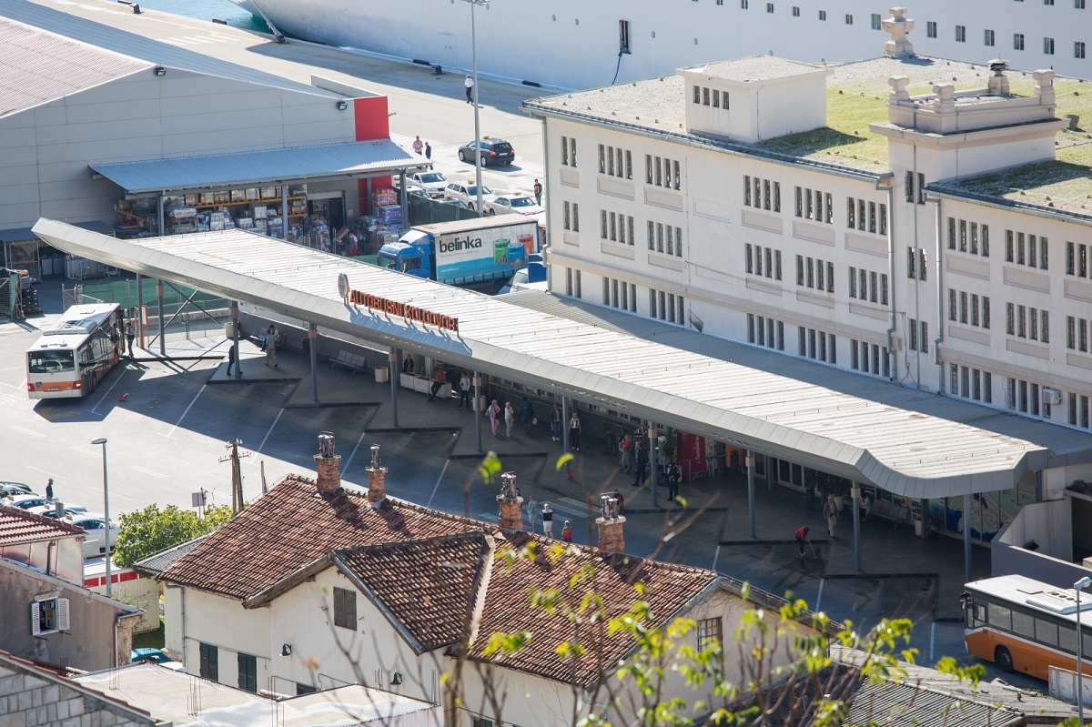 Migrant ušao u Dubrovnik skriven ispod autobusa. Policija traži još jednog