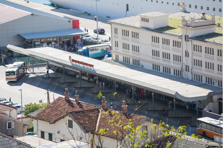 Migrant ušao u Dubrovnik skriven ispod autobusa. Policija traži još jednog