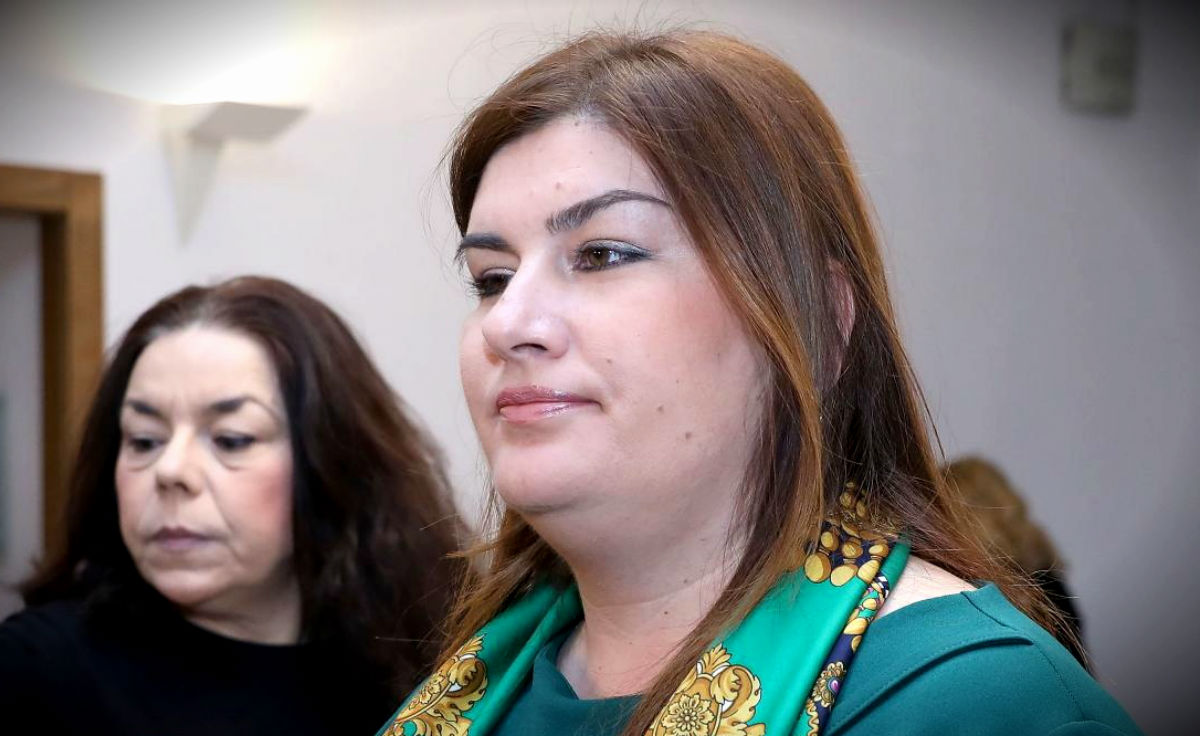 Žalac očito mulja o luksuznom Mercedesu u njenom dvorištu