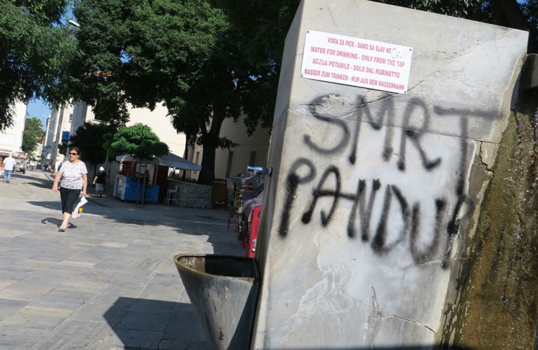 Po Splitu osvanuli uvredljivi grafiti, meta su gejevi, policija i reprezentacija