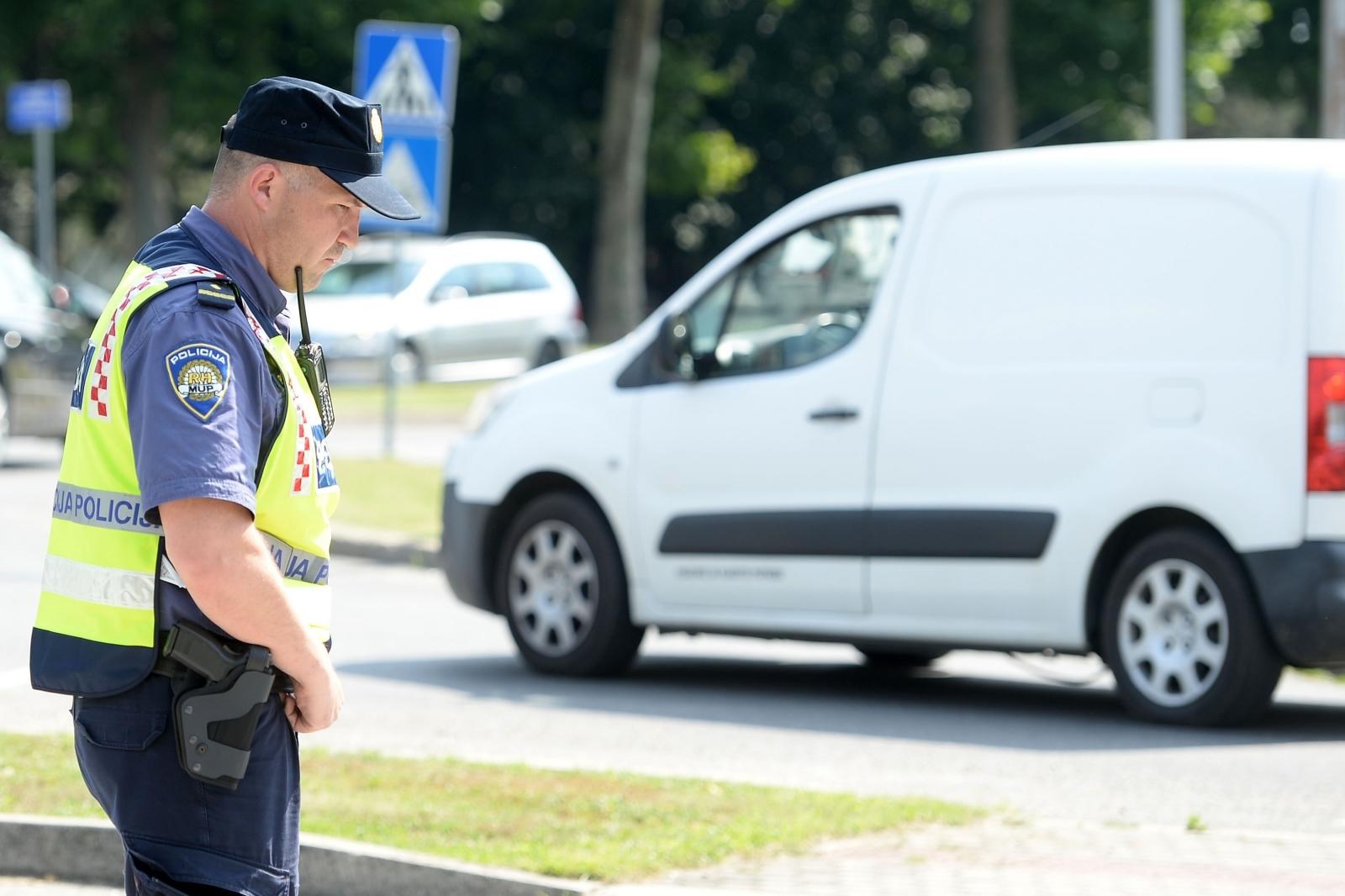 Međimurac se posvađao s poznanikom, sjeo za volan pa se zaletio u njegovu majku