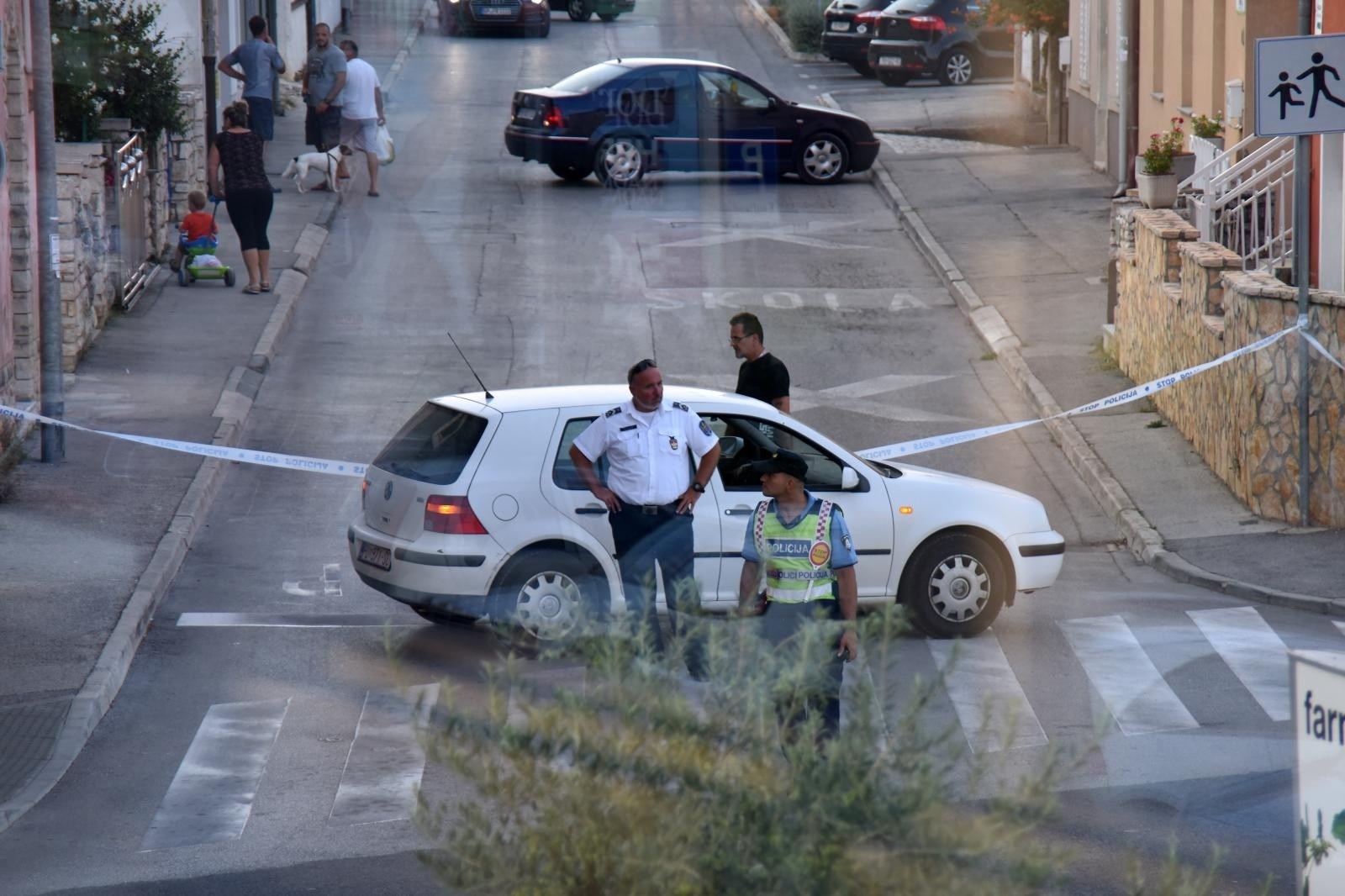 Opsada u pulskom naselju. Muškarac prijetio da će pucati pa se izrezao