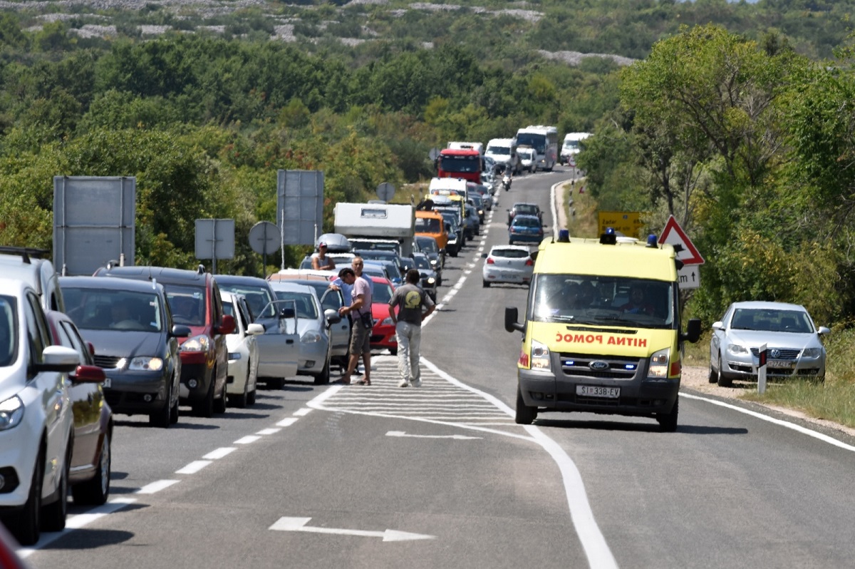 Kilometarske kolone i gužve diljem zemlje, a posebno na obali