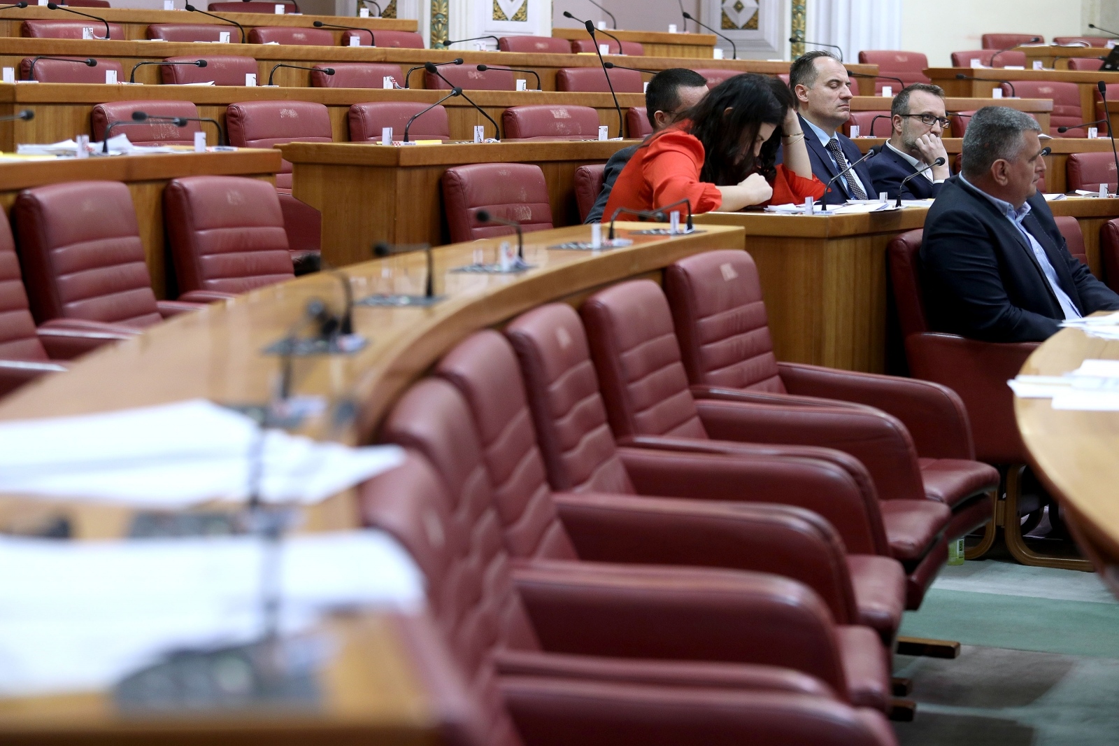 Zašto cijelu noć i dan traje pobuna u saboru? Jer HDZ gura suludi zakon