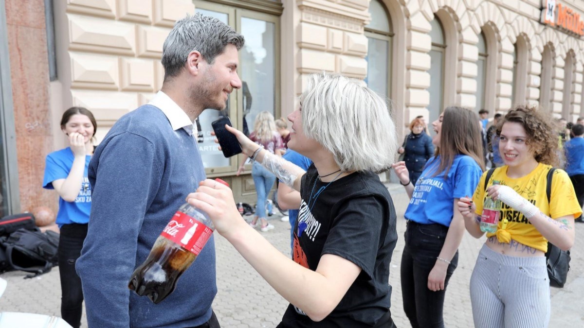 Maturanti brašnom zasuli Pernara na štandu Živog zida