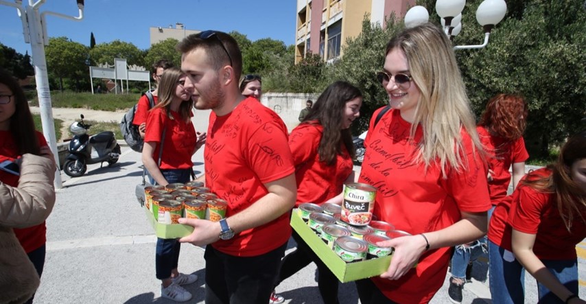 Splitski maturanti obilježili kraj donacijom hrane socijalnoj samoposluzi