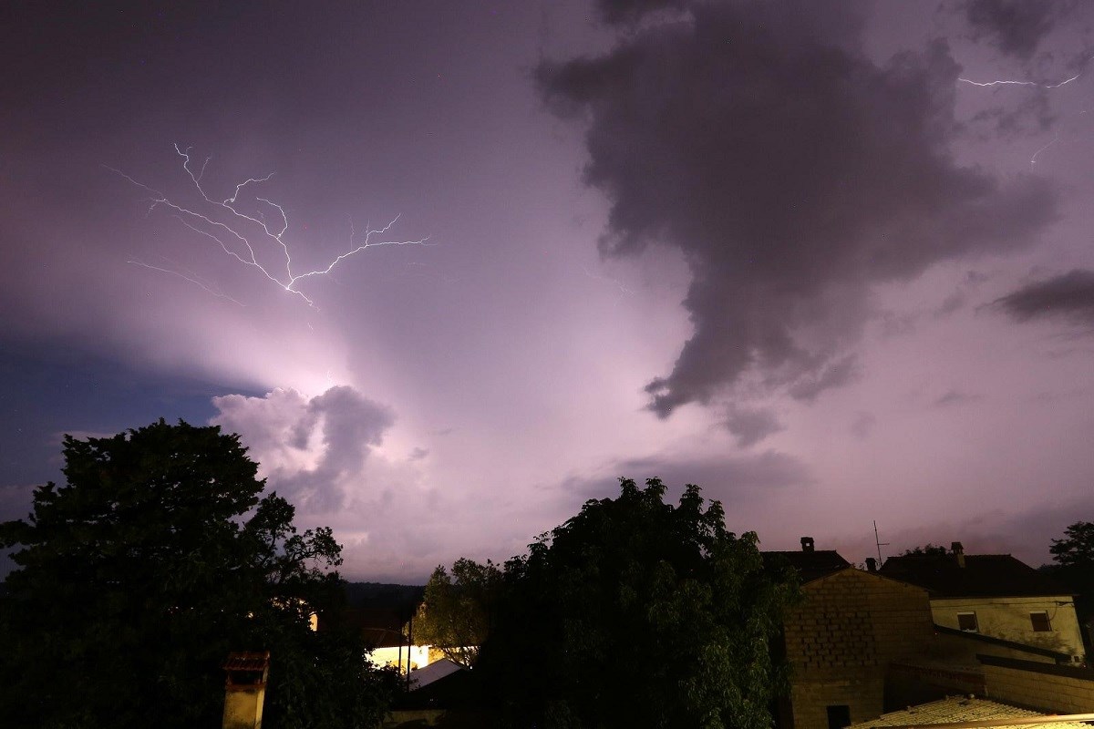 Olujno nevrijeme kod Našica rušilo dalekovode