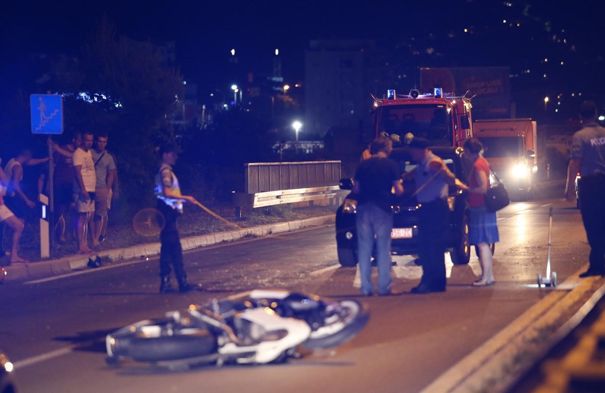Vozač motora poginuo u sudaru s dva automobila kod groblja u Splitu