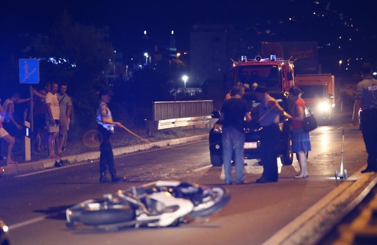 Vozač motora poginuo u sudaru s dva automobila kod groblja u Splitu