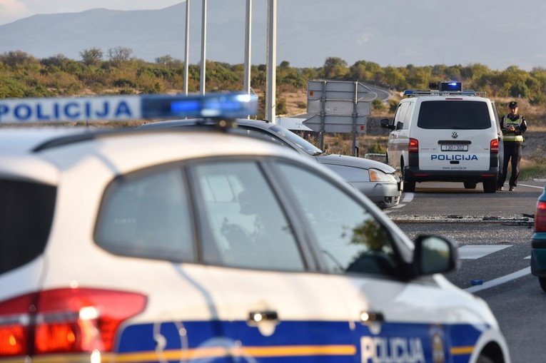 Kombijem se zabio u zid u Vodicama i umro. Imao je srčani udar