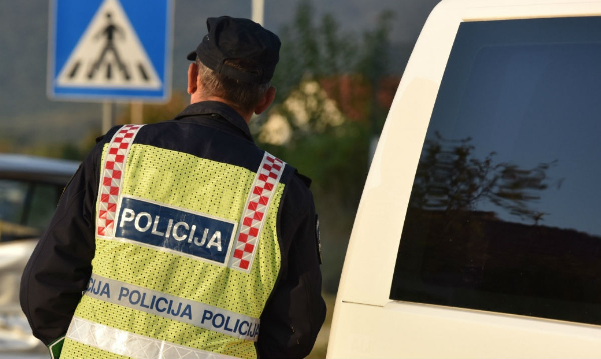 Nesreća kod Duge Rese. Sudarila se dva auta, dvoje ljudi ozlijeđeno