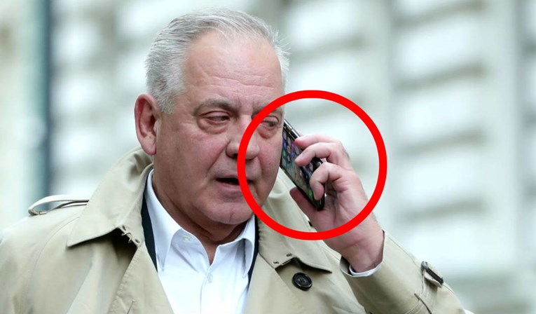 FOTO Glumi li Sanader da telefonira dok bježi od novinara?