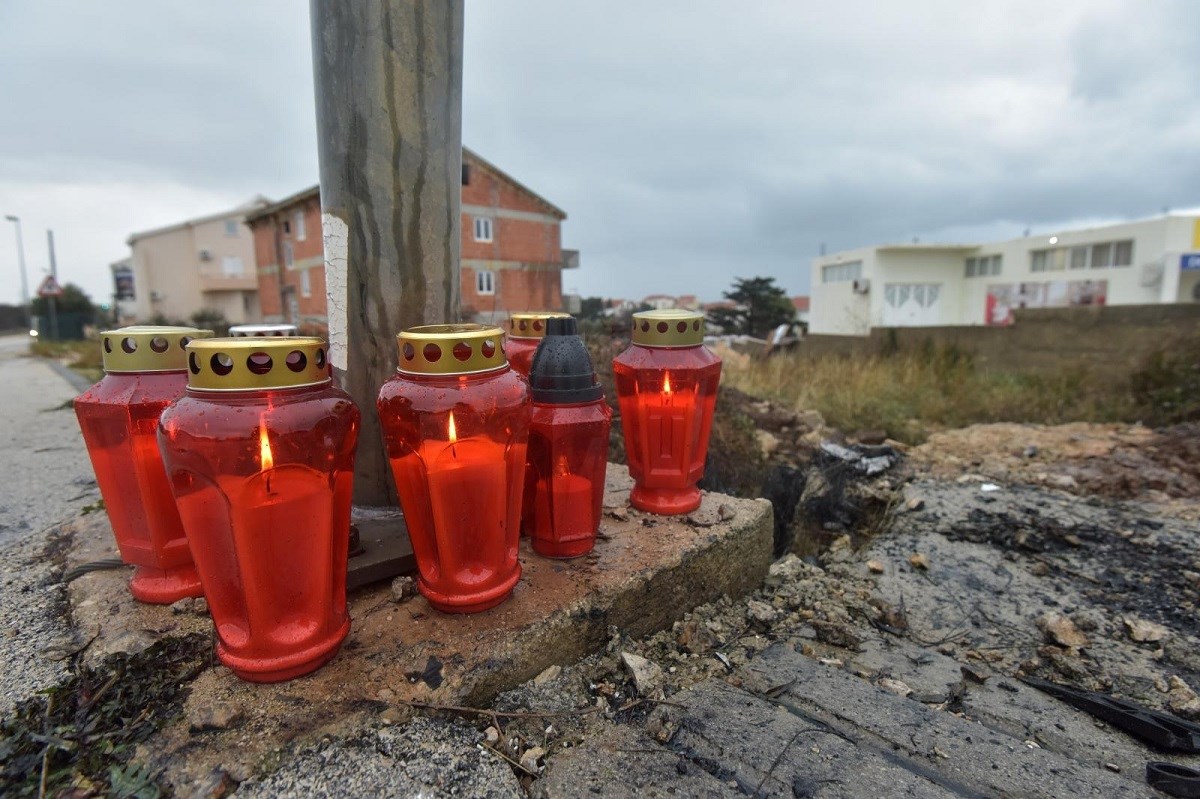 Dva muškarca živi izgorjeli u BMW-u u Novalji. Mještani ih pokušali spasiti