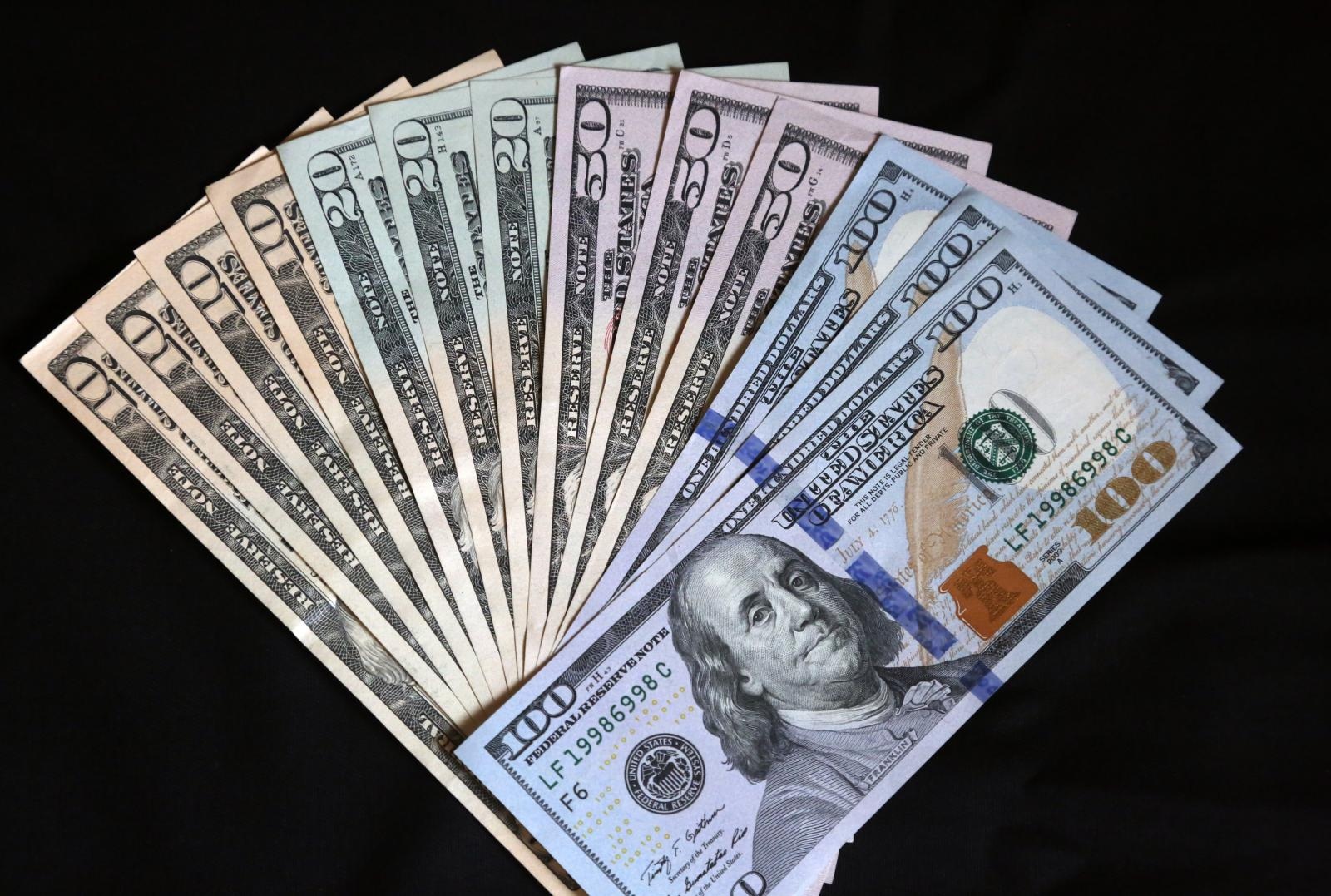 Dolar stagnira