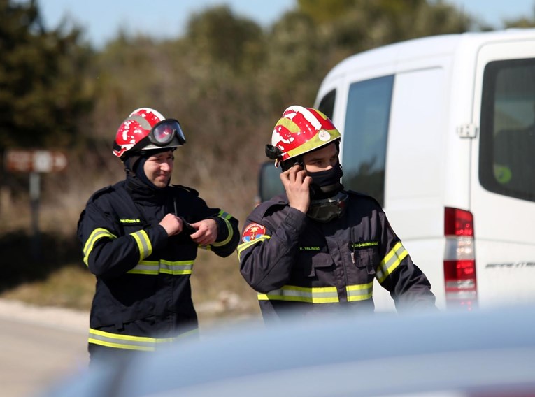 Yugo na maškarama u Istri izazvao požar. Izgorjelo je 7 kamp-kućica i 2 vozila