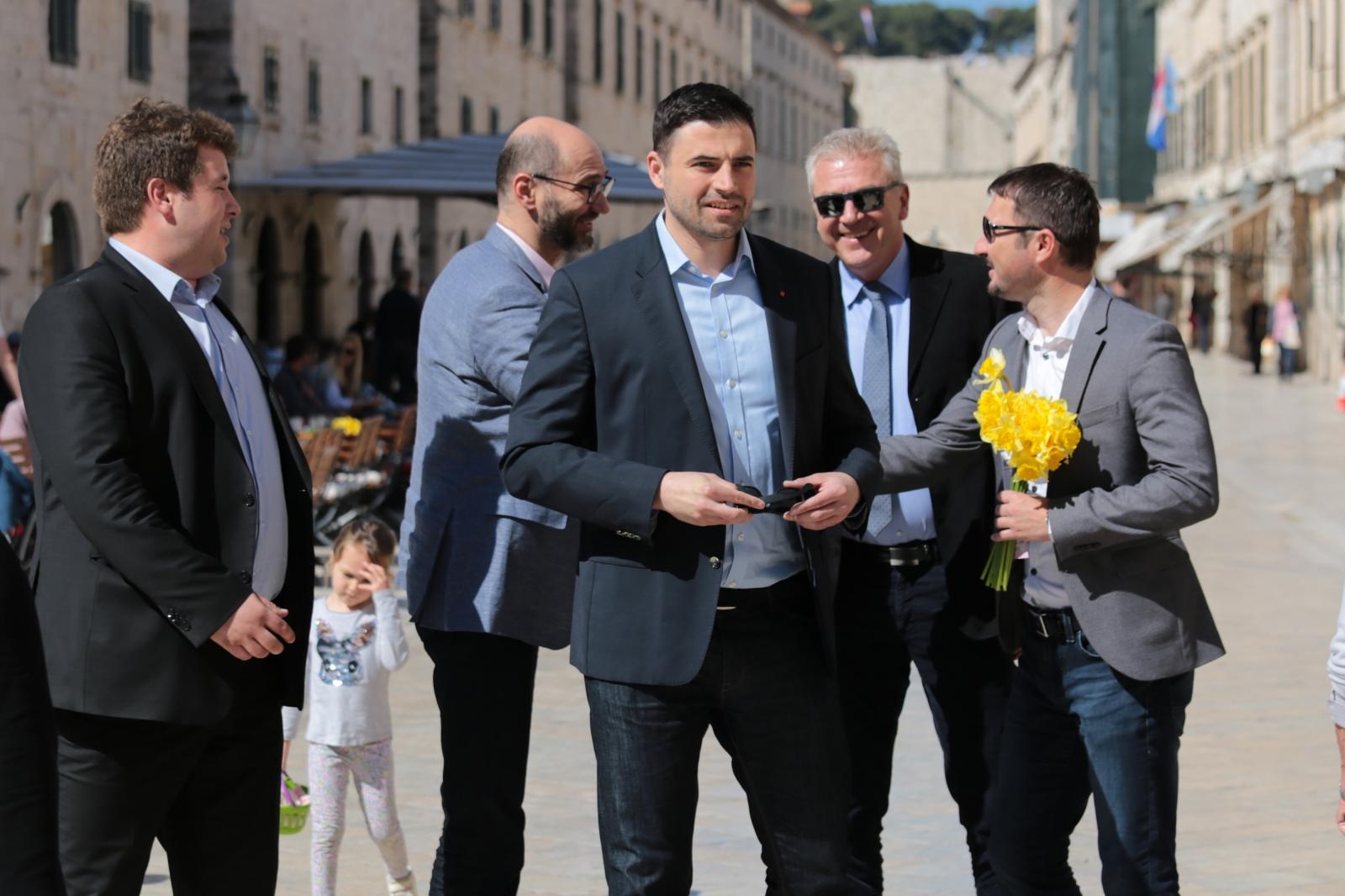 Bernardić: Vlada se veseli dizanju rejtinga jer će moći dizati nove kredite