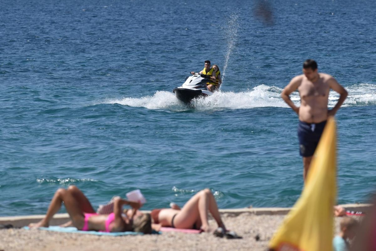 Gužve na plažama: Ovako to izgleda u Vodicama
