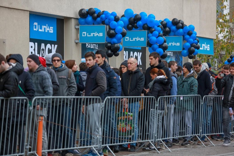 VIDEO Zagrepčani poludjeli na Black Friday: U redu čekaju za jeftiniji laptop