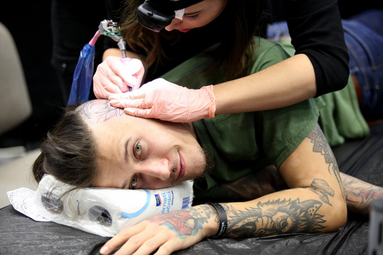 Tetovirale se i glave: U Rijeci su se danas radile tetovaže od kojih zastaje dah