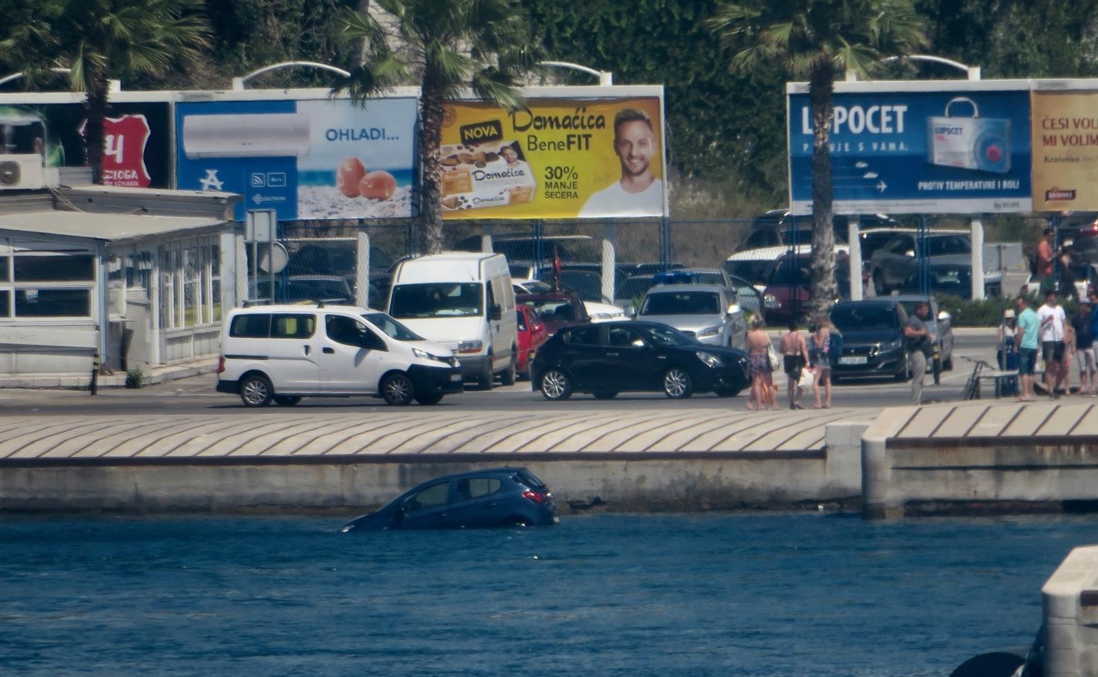 Auto upao u more u splitskoj luci, pogledajte izvlačenje