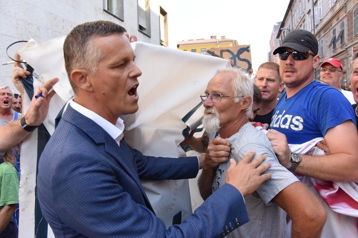 VIDEO Radnici Uljanika pjevali Thompsona, zalili župana pivom i vrijeđali ga