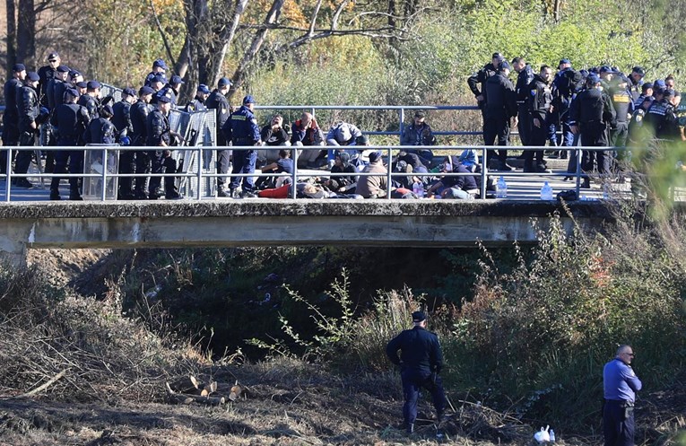 Granica još uvijek zatvorena, 250 migranata prespavalo na cesti