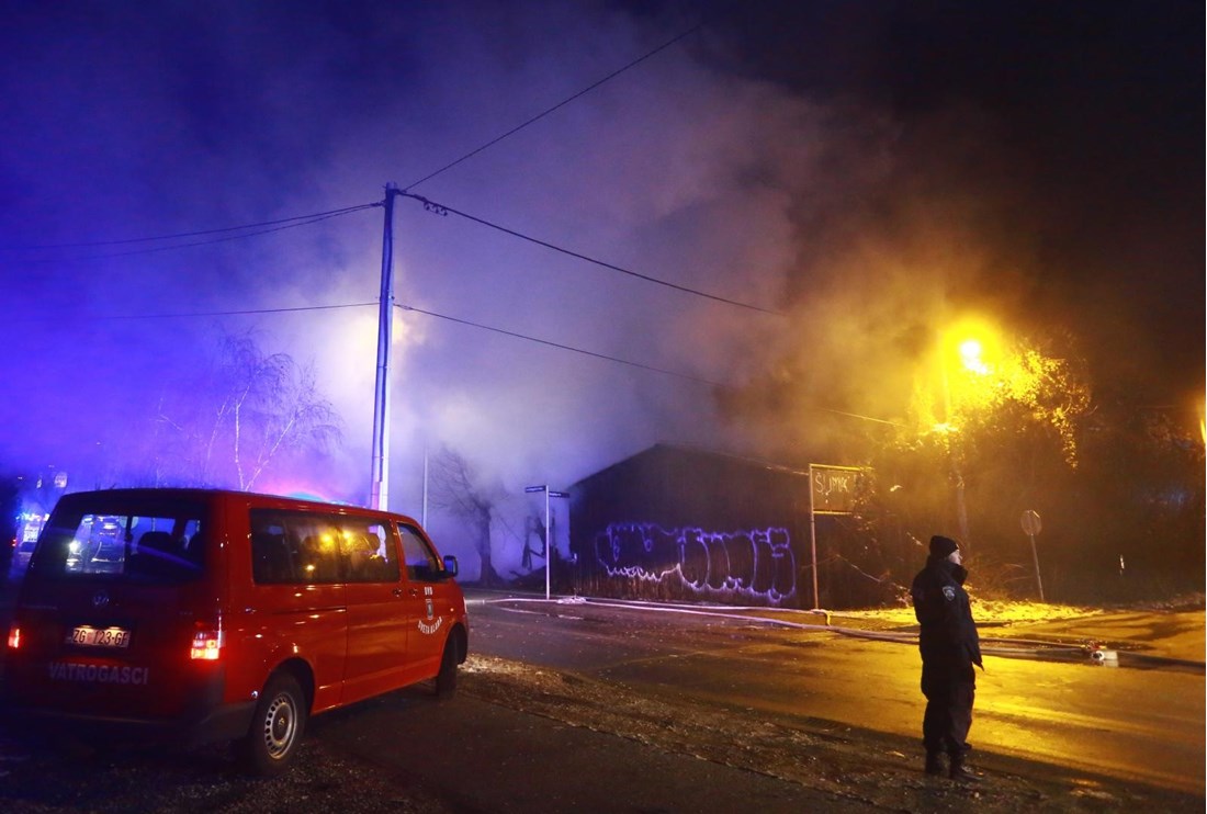 Ugašen veliki požar u zagrebačkom naselju Voltino