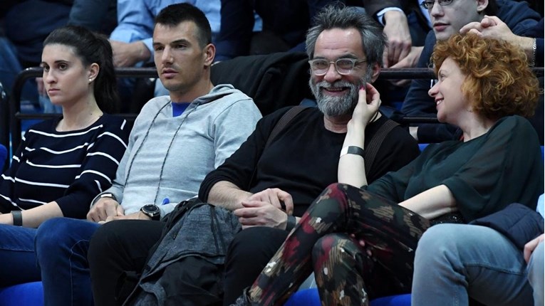 Nina Violić i Filip Šovagović razmjenjivali nježnosti na košarkaškoj utakmici