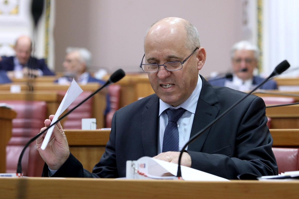 Bačić kaže da se podrazumijevaju sankcije protiv zastupnika HDZ-a koji ne podrže vladine odluke