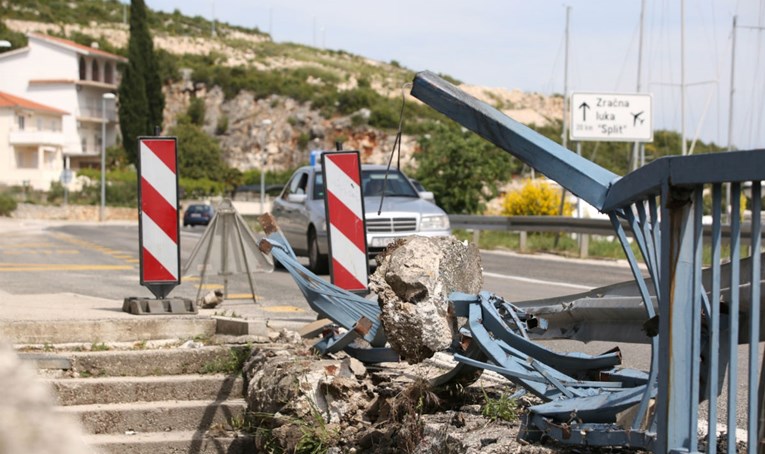 U prometnoj kod Trogira poginula 25-godišnja djevojka, dvoje ozlijeđeno
