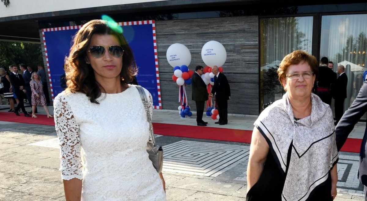 Josipa Rimac na prijemu kod Kolinde u uskoj čipkastoj haljini
