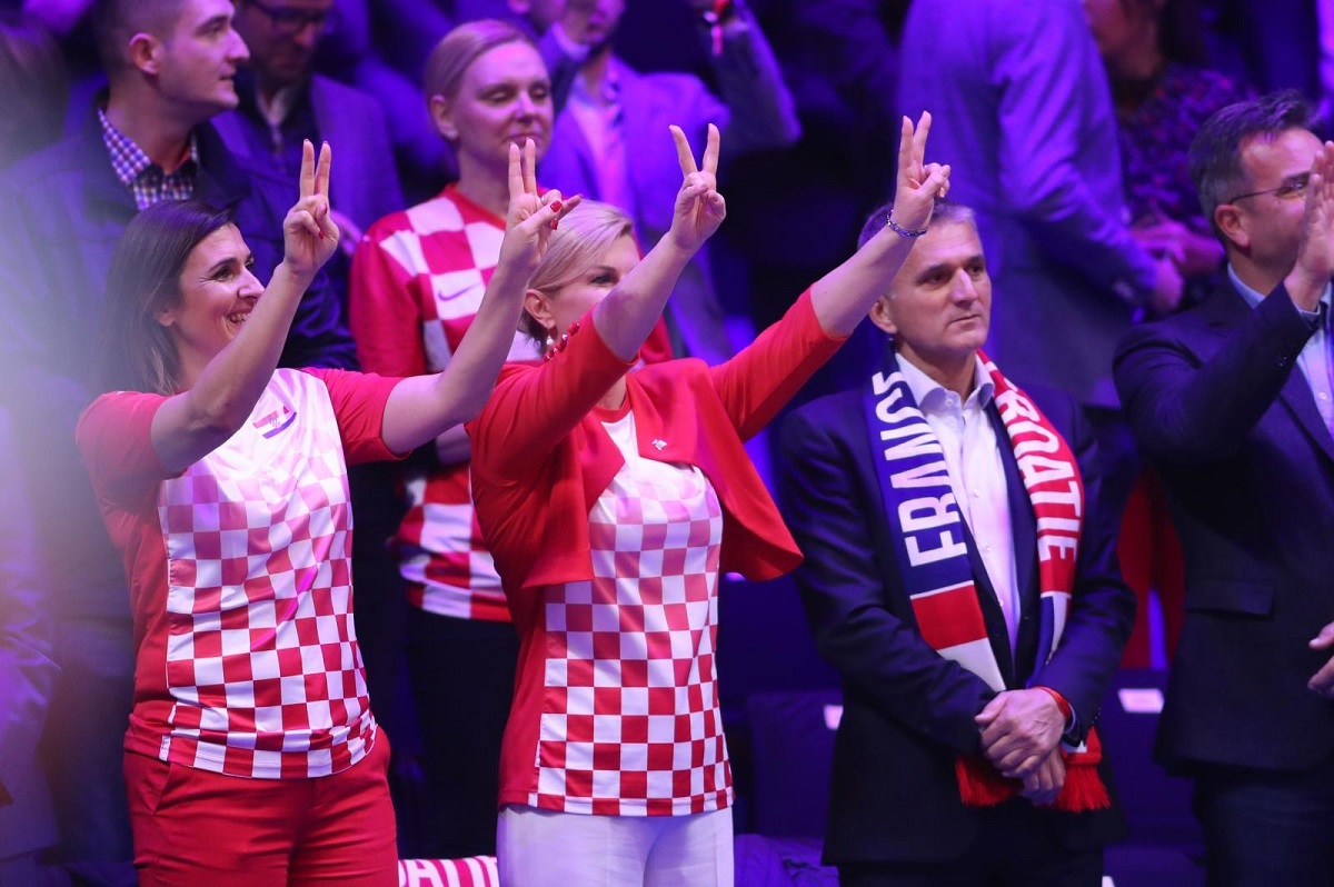 Kolinda se pomaknula 15 metara samo da bude u kadru kad tenisači dignu pehar?