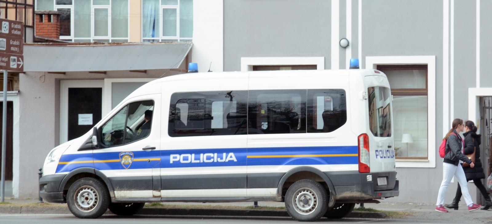 Zbog utaje poreza osumnjičeno 15 osoba, pretražene im kuće i stanovi