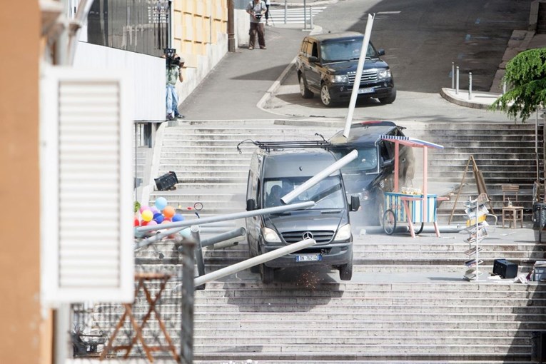 Akcijske scene u Rijeci: Kombi jurio stepenicama u centru grada, letjelo voće