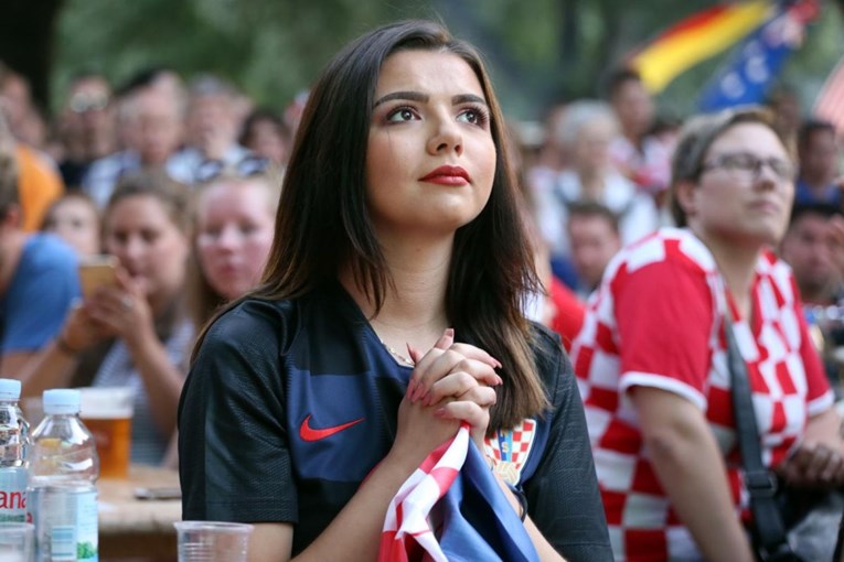 Dok se zgodna Splićanka molila za gol, navijači nisu mogli skinuti pogled s nje