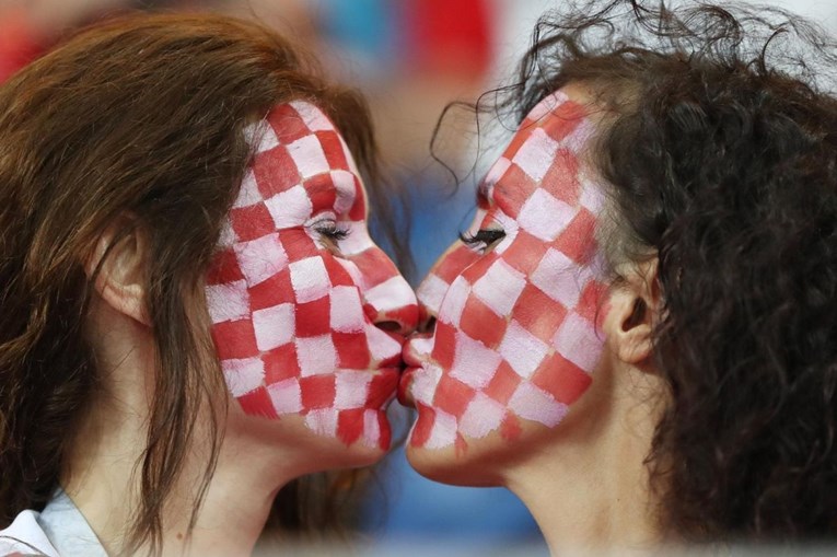 Hrvatske navijačice pobjedu nad Islandom proslavile poljupcem