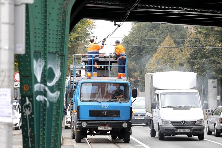 FOTO Šleper zapeo za nadvožnjak na Savskoj u Zagrebu, ne voze tramvaji