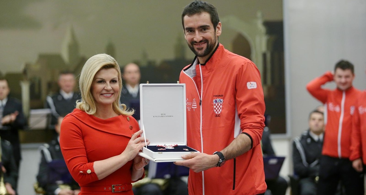 Pokazala novi struk: Kolinda tenisače dočekala u uskoj crvenoj haljini