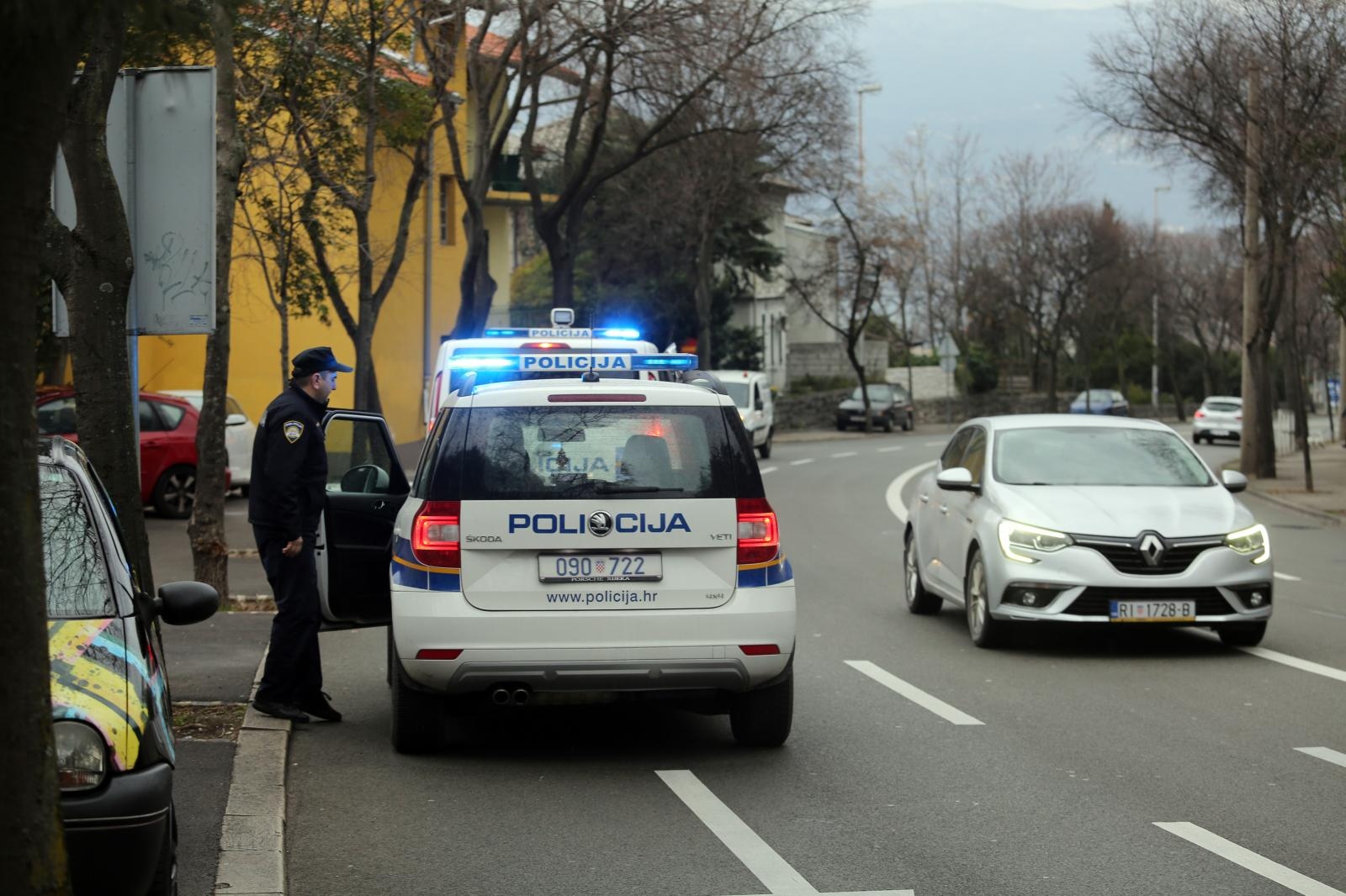 Dvije djevojke opljačkale 61-godišnjaka koji ih je pozvao kod sebe doma