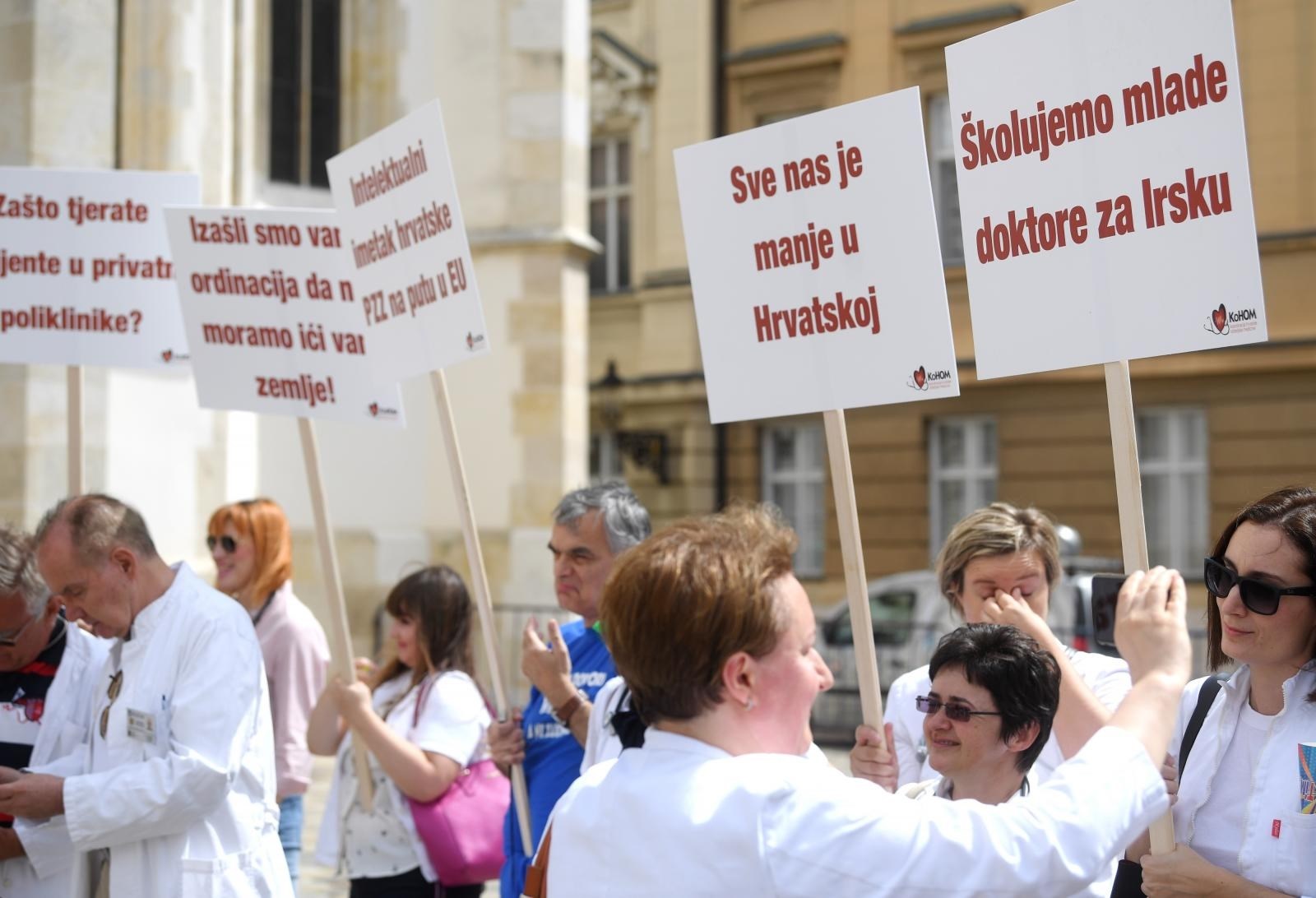 VIDEO Prosvjed liječnika na Markovom trgu: "Ovo je naše posljednje upozorenje"