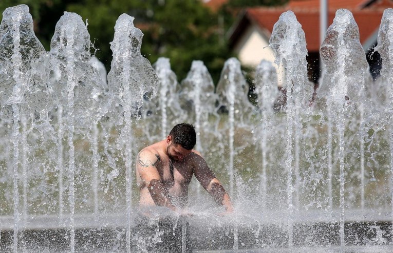 FOTO U potrazi za spasom od vrućina: Zagrepčani se bacali u fontane