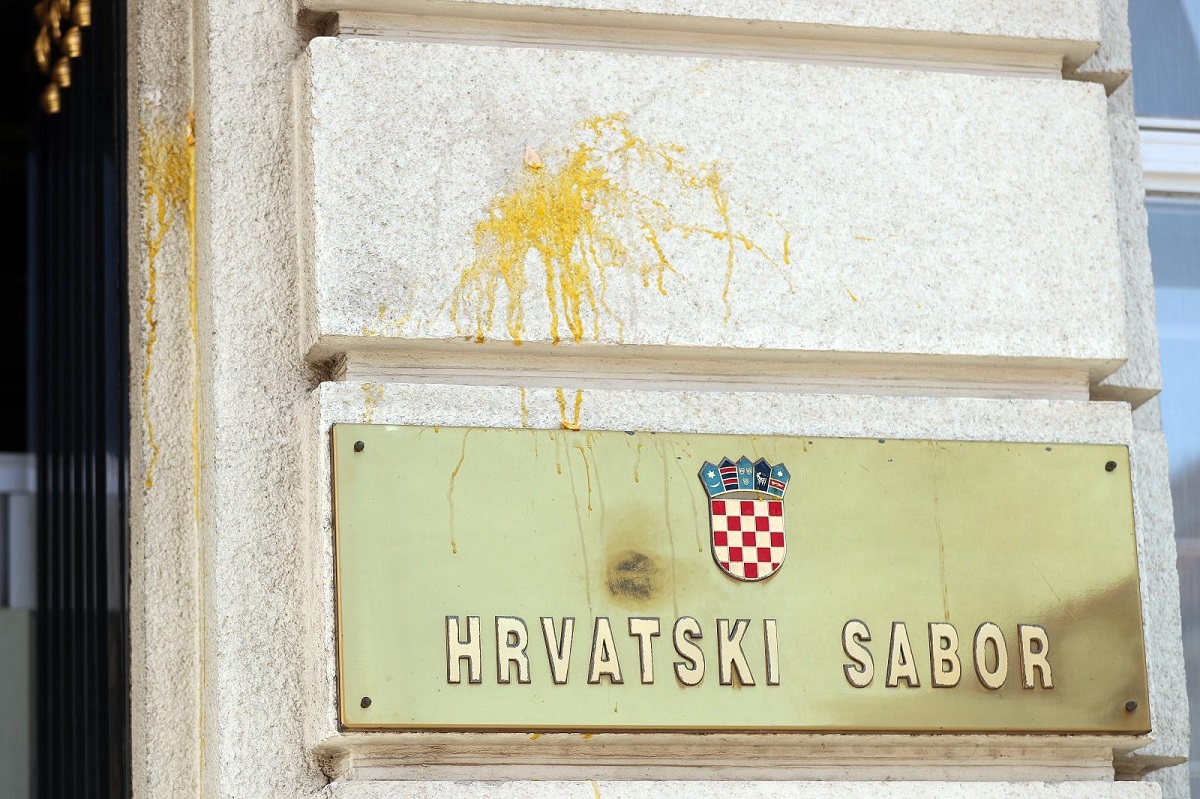 FOTO Nakon što su ostavili govno, radnici škverova gađali su sabor jajima