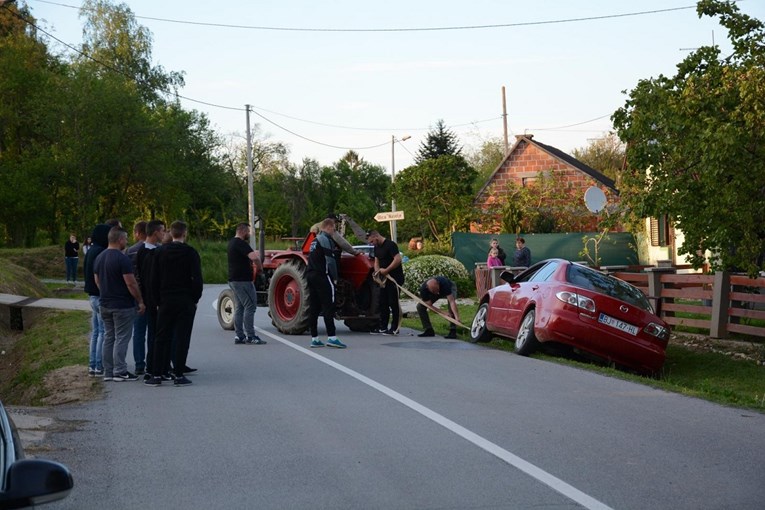 Mladić autom sletio s ceste kod Bjelovara i poginuo