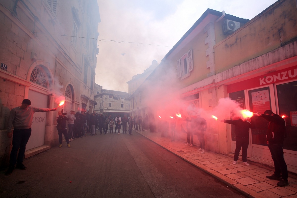 Torcida u korteu ide na zajedničko gledanje Jadranskog derbija