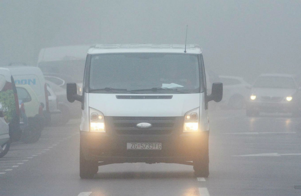 Magla, prometna nesreća i radovi usporavaju promet