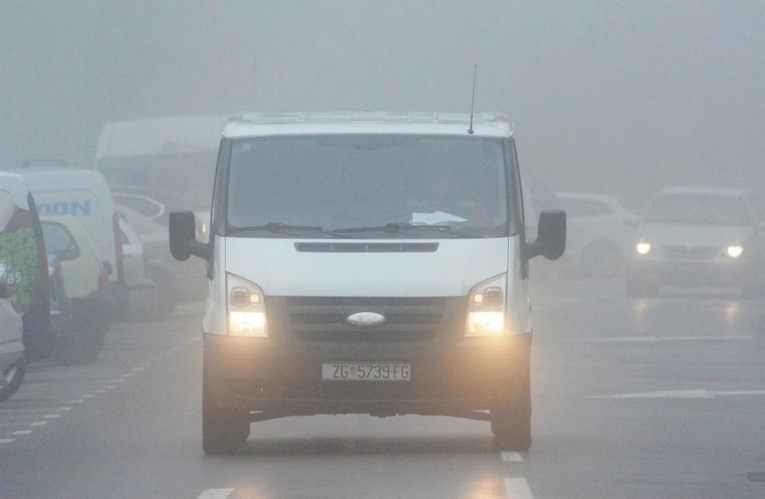Magla, prometna nesreća i radovi usporavaju promet