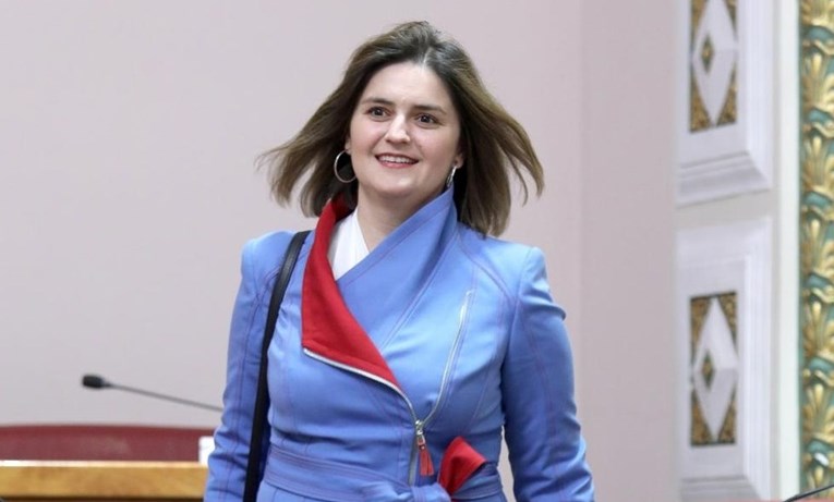 Crven-bijel-plav: Mlada zastupnica nije mogla proći nezapaženo u ovom odijelu